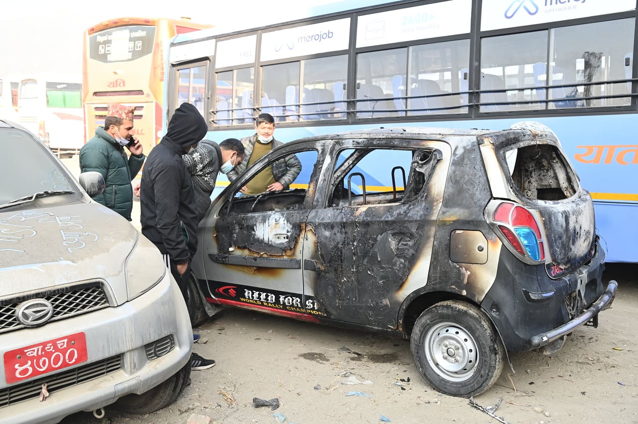 ट्याक्सीसँगै मलाई पनि जलाउन खाेजेका थिए